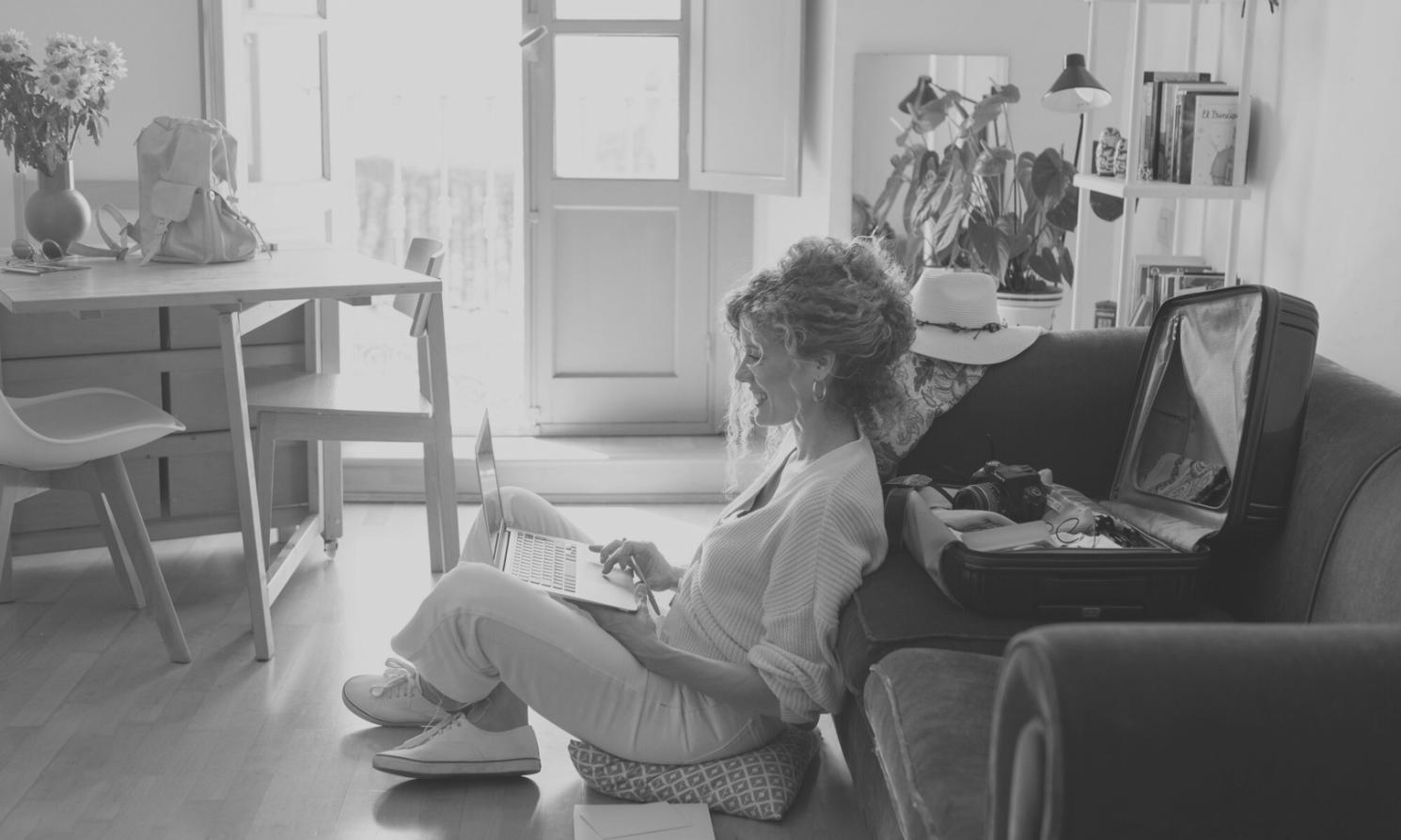 Espace de travail organisé montrant différents outils de développement personnel